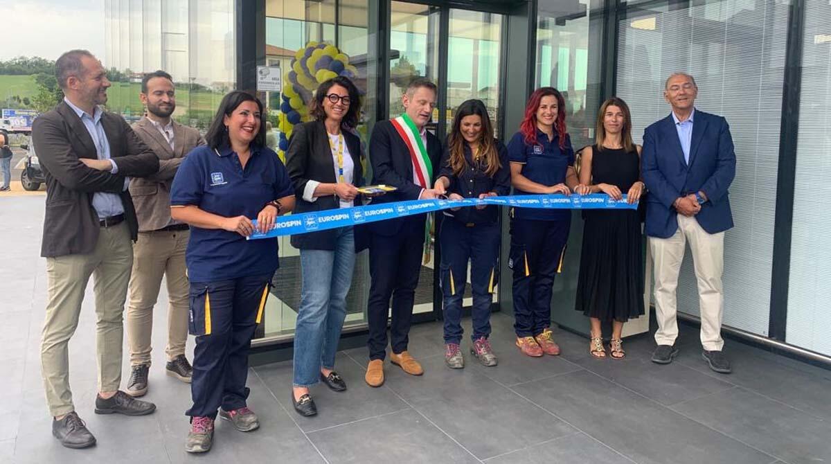 Nuovo supermercato Eurospin a Morciano: 40 posti di lavoro e l'azienda dona alla città rotatoria e verde pubblico - Il momento precedente al taglio del nastro