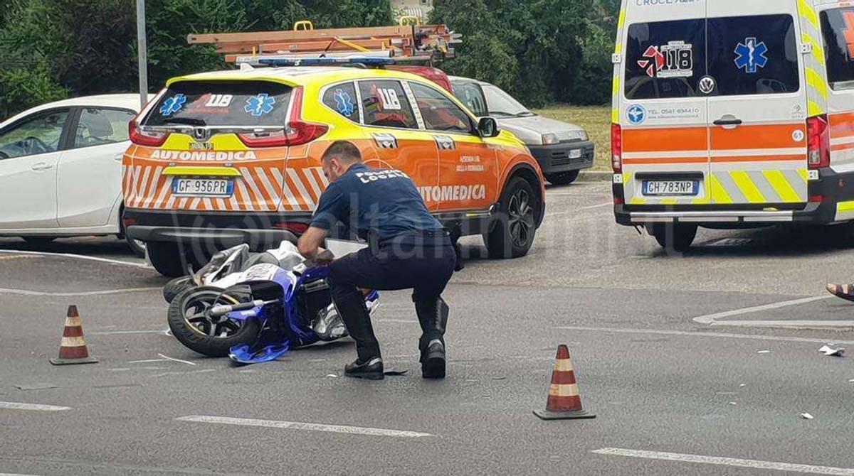 Incidente stradale sulla via Coriano: scooter sbatte contro la fiancata di un furgone - 