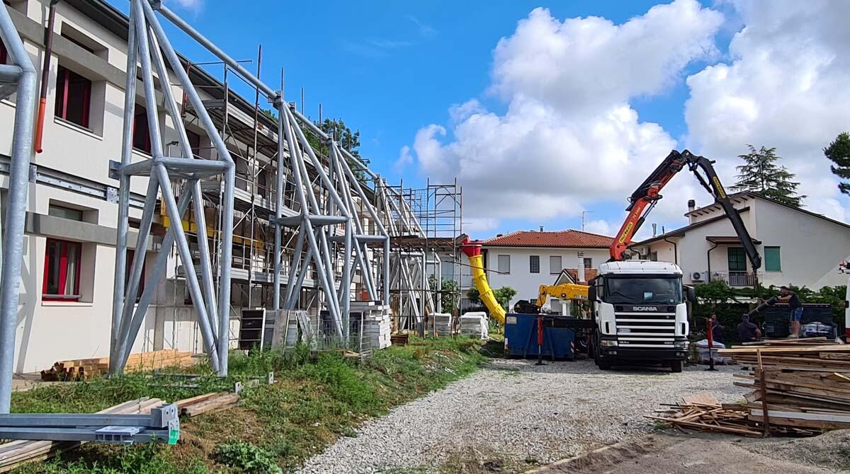 Lavori alla succursale Saffi: interventi su tetti, sottotetti e sulle fondazioni. Il punto sul cantiere scolastico - Lavori alla succursale Saffi