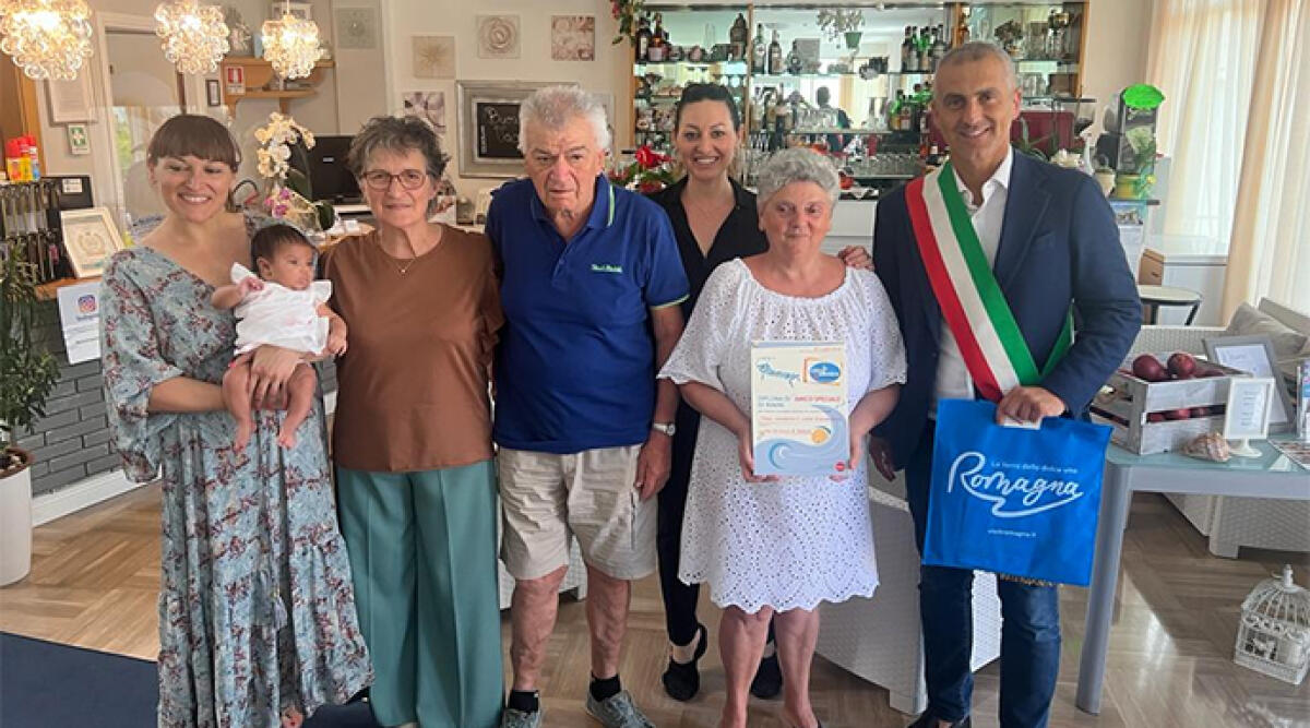 50 anni di dolci ricordi a Torre Pedrera: l'ospitalità dell'Hotel Eugenio - Turisti fedeli premiati dal sindaco di Rimini