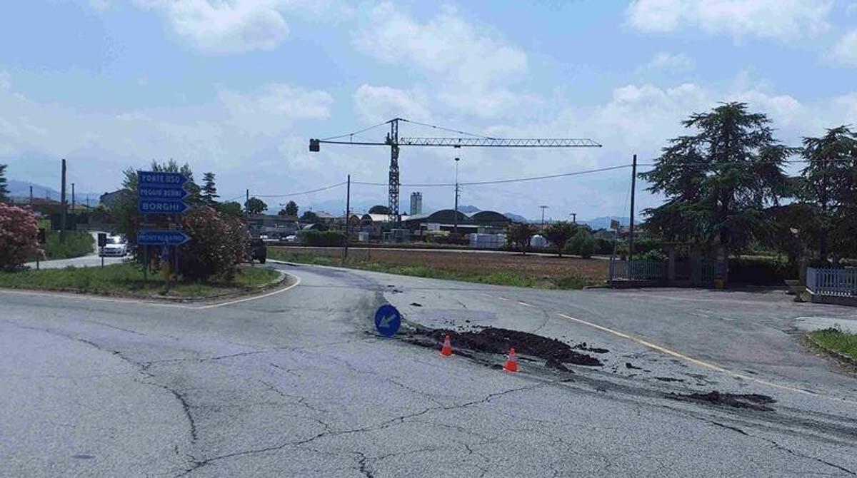 Liquami sulla via Emilia persi da camion, motociclista della Polizia Locale scivola e cade di sella: trauma toracico - Rotatoria tra via Costa e la Via Emilia