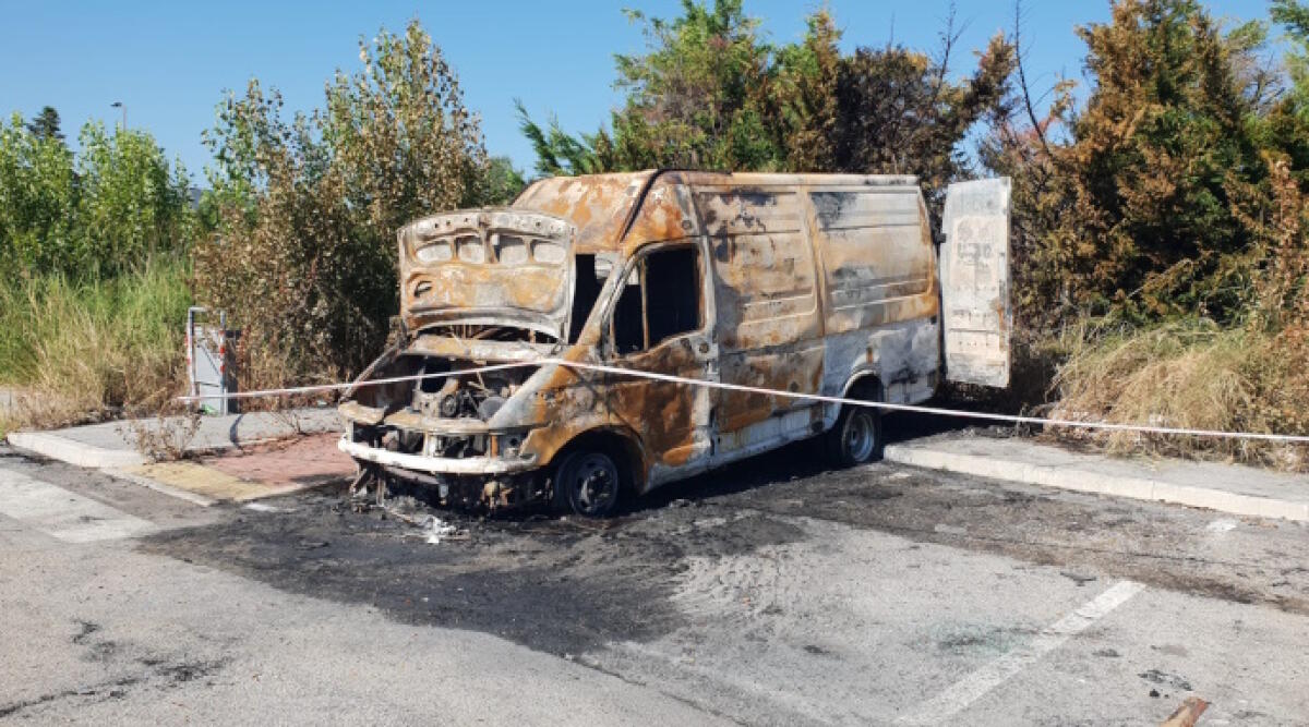Rimini: furgone a fuoco nella notte, il terzo in pochi giorni nella stessa zona - Il furgone incendiato