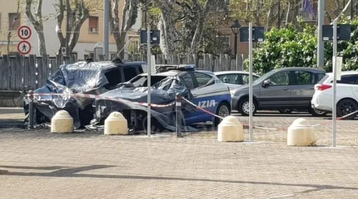 Caccia all'autore dei volantini contro la Polizia: tensione a Miramare - Le auto della Polizia di Rimini incendiate lo scorso aprile