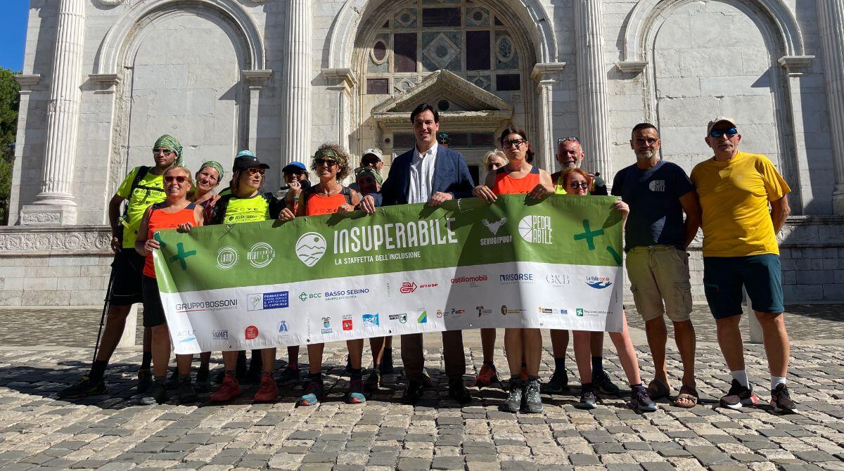 Arriva a Rimini InSuperAbile, il gagliardetto del comune al team della Staffetta - I partecipanti alla staffetta con l'Ass. Bragagni