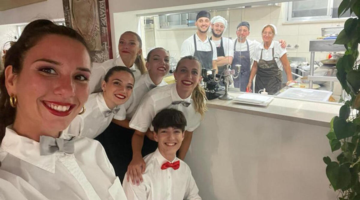 La cena diventa show: a sorpresa camerieri ballerini al Ristorante Bell'Aria - Ballerini segreti al Ristorante Bell'Aria