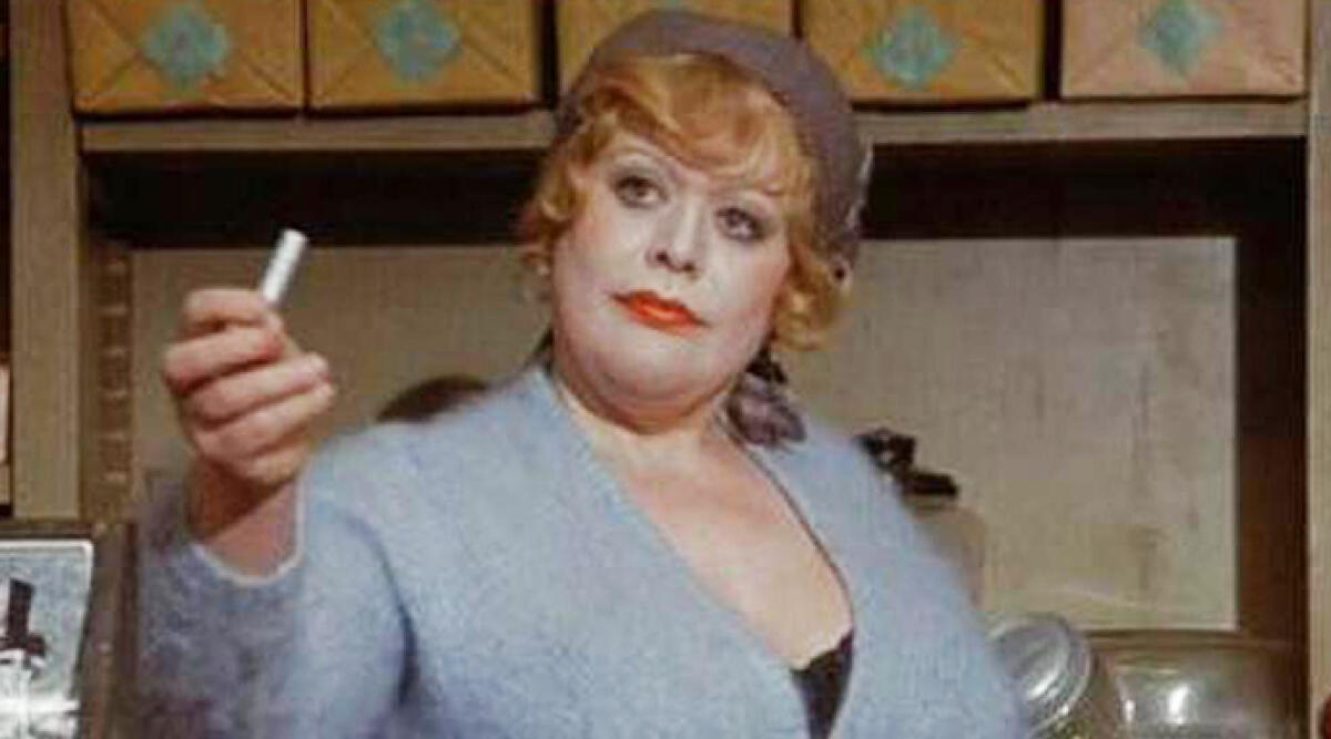 Amarcord: 50 anni di un capolavoro, Rimini celebra il film di Fellini con una proiezione speciale e la presentazione di due libri - La scena della Tabaccaia