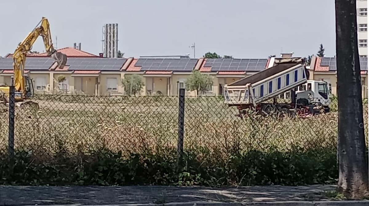 Casa della Comunità di Rimini, partiti i lavori. Un lettore aveva segnalato: "Tutto fermo, erba alta e incuria: un bisciaio" - 