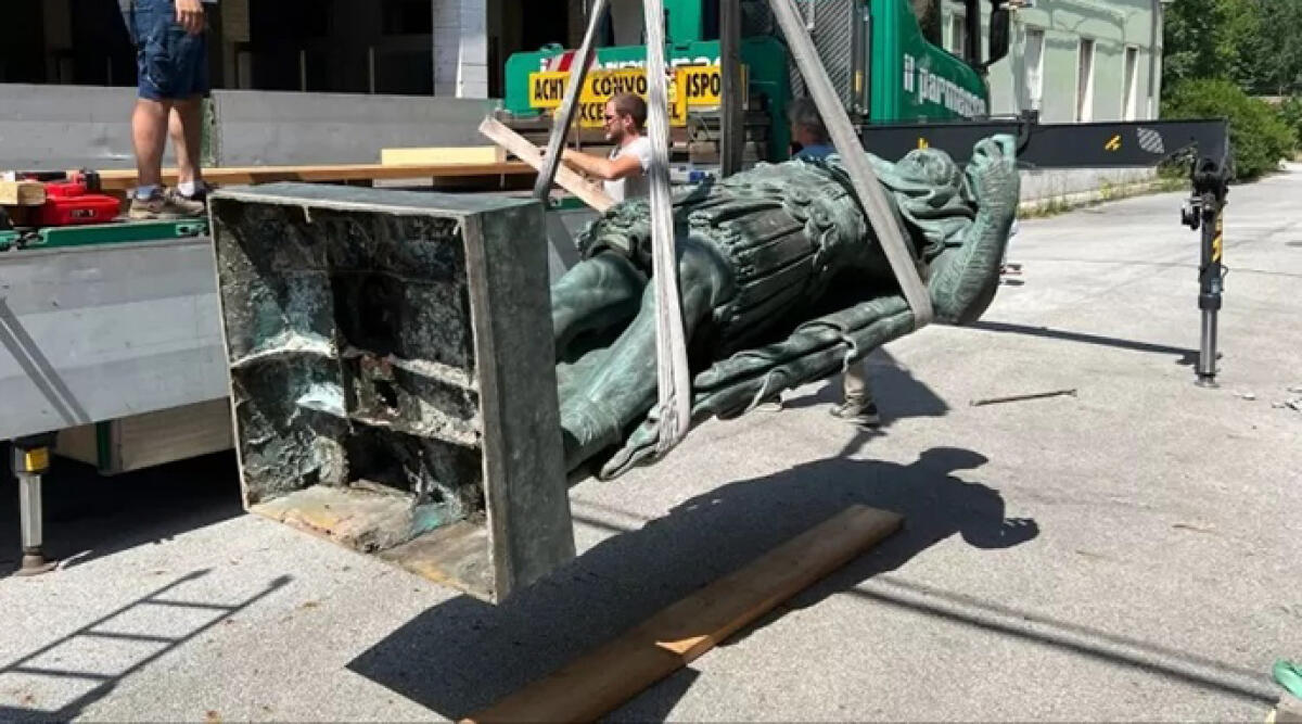 La richiesta di Renzi: ricollocare la statua storica di Giulio Cesare nella sua piazza originaria - La statua trasferita per il restauro