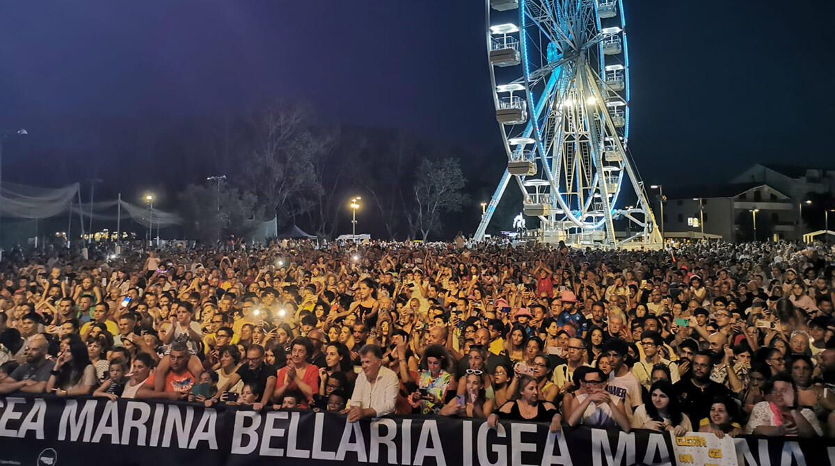 Elettra Lamborghini regina della Notte Rosa: in 5mila a Bellaria Igea Marina - LiveShow di Elettra Lamborghini a Bellaria Igea Marina