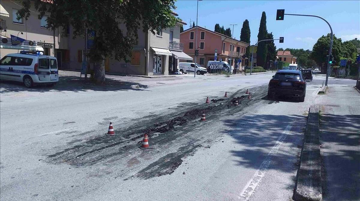Camion perde il carico, liquami sparsi sulla via Emilia fino a Santarcangelo: traffico in tilt - I liquami in via Costa