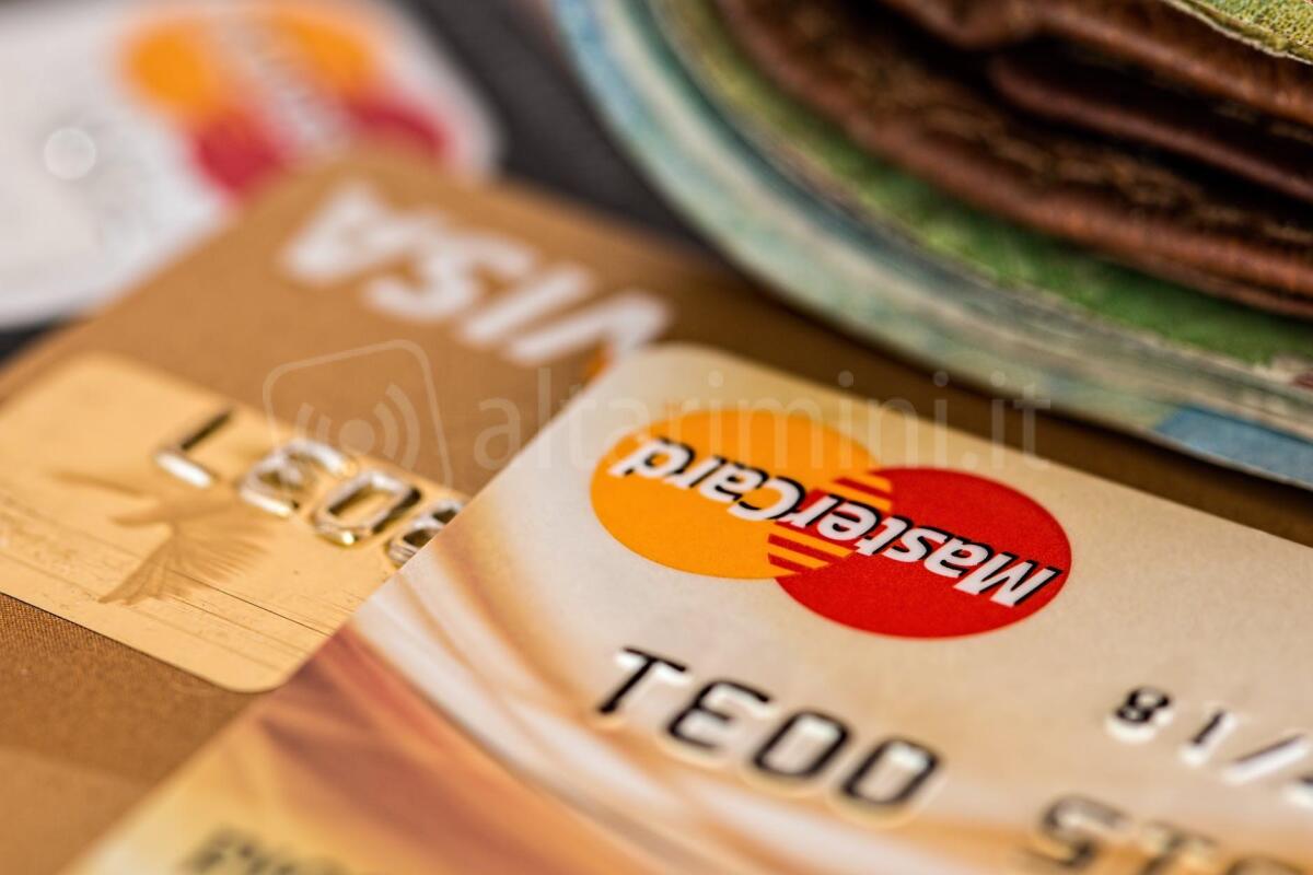 Saldi estivi: via agli sconti a Rimini e in tutta Italia. 213 euro la spesa media per famiglia - Photo by Pixabay on <a href="https://www.pexels.com/photo/bank-blur-business-buy-259200/" rel="nofollow">Pexels.com</a>