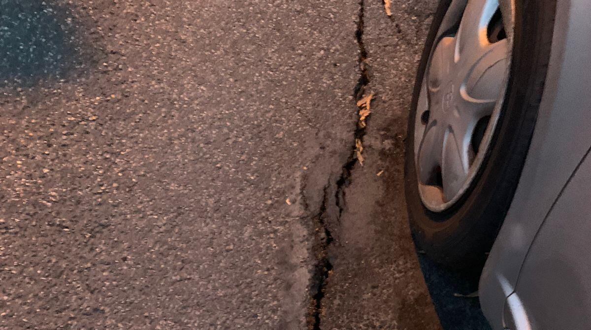Profonde crepe sull'asfalto a Marina Centro, residenti preoccupati - La crepa sull'asfalto