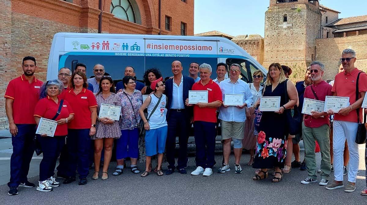 Un nuovo pulmino per il trasporto di persone disabili: Rimini entra nella rete delle “Città ad impatto positivo” - La consegna del pulmino 