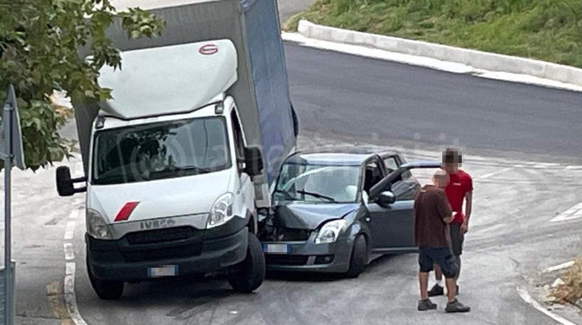 Rocambolesco incidente mattutino a Novafeltria: auto finisce sotto il cassone di un camion - L'incidente avvenuto a Novafeltria alle prime ore di martedì 25 luglio
