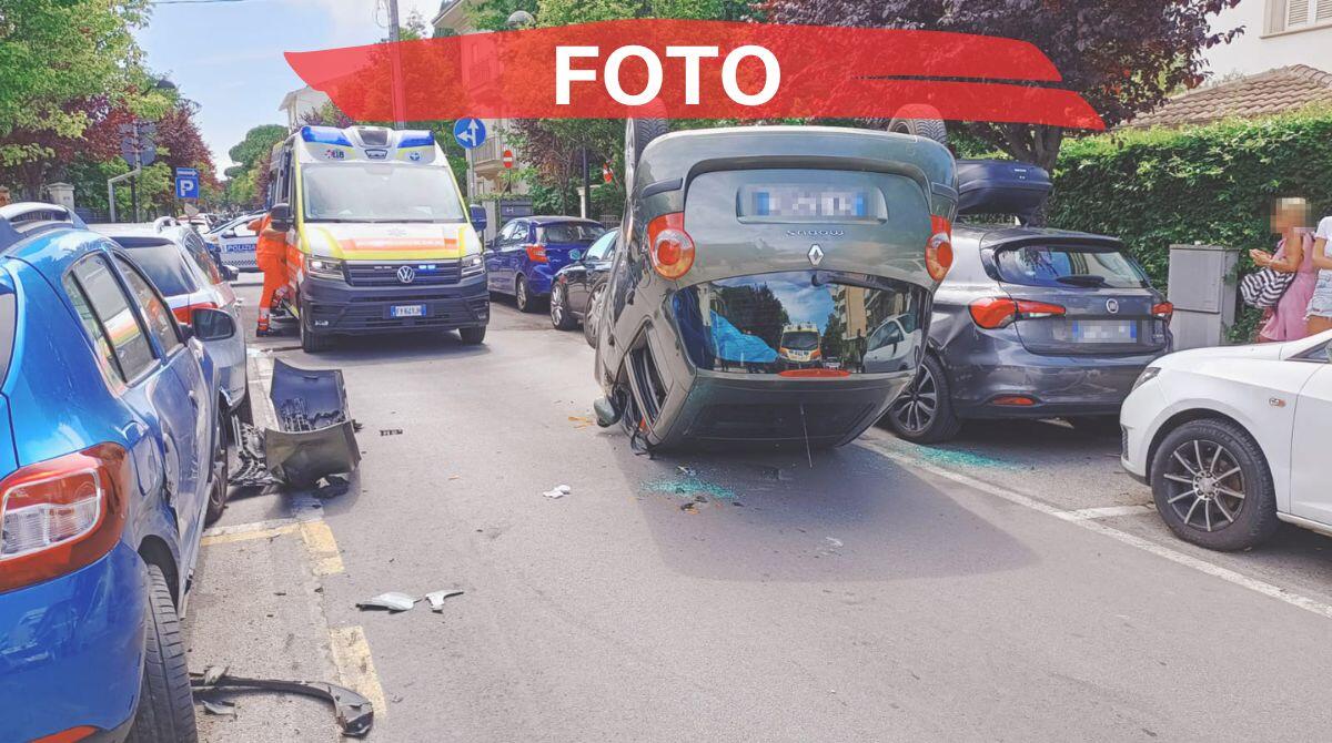 Incidente: si ribaltano con l'auto e colpiscono due veicoli in sosta. Paura per una famiglia a Cattolica - In gallery le immagini dell'incidente avvenuto in via Don Minzoni, Cattolica