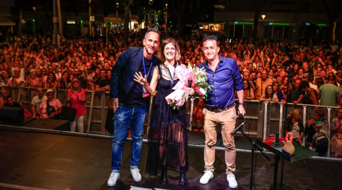 Successo a Misano per la Notte Rosa: Irene Grandi accende la piazza - Irene Grandi tra Mirco Corona e il sindaco Fabrizio Piccioni