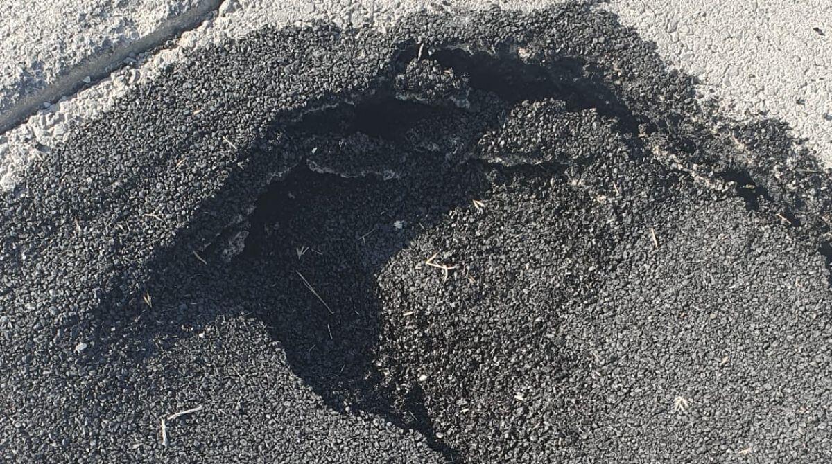 Un buco nell'asfalto appena riparato. La segnalazione -