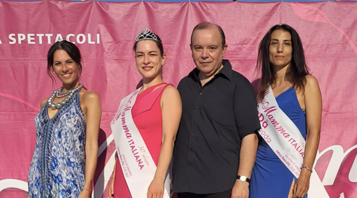Miss Mamma Italiana 2023: ecco le protagoniste della selezione a Gabicce Mare - Da sinistra, Elena Cerchiaro; Elena Lanfranchi di Rimini (vincitrice assoluta di selezione); Paolo Teti ed Alice Barbieri di Misano Adriatico (vincitrice di selezione categoria “Gold”, dai 46 ai 55 anni)