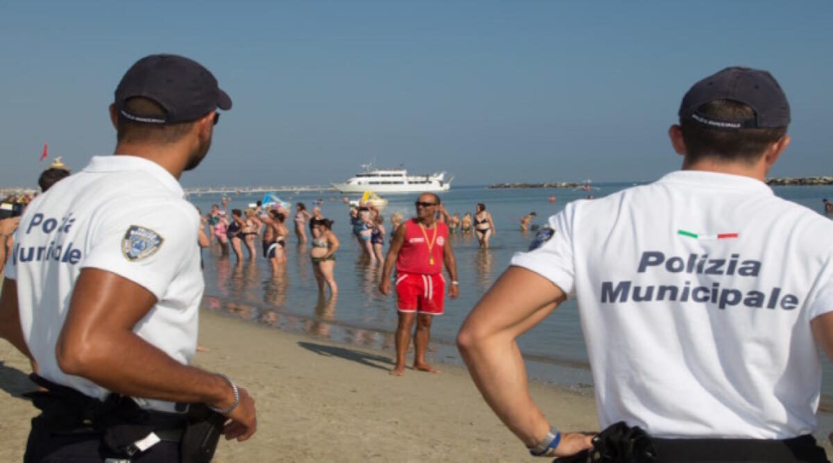 Abusivismo: tra Riccione, Misano e Coriano da fine maggio elevate sanzioni per 360mila euro - Polizia Locale in servizio (Repertorio)