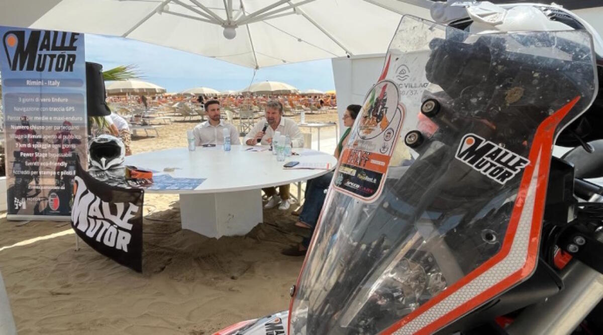 Malle Mutòr: la Dakar in versione riminese parte e arriva sulla spiaggia. L'evento sportivo vetrina anche dell'entroterra - Presentazione della Malle Mutòr a Rimini