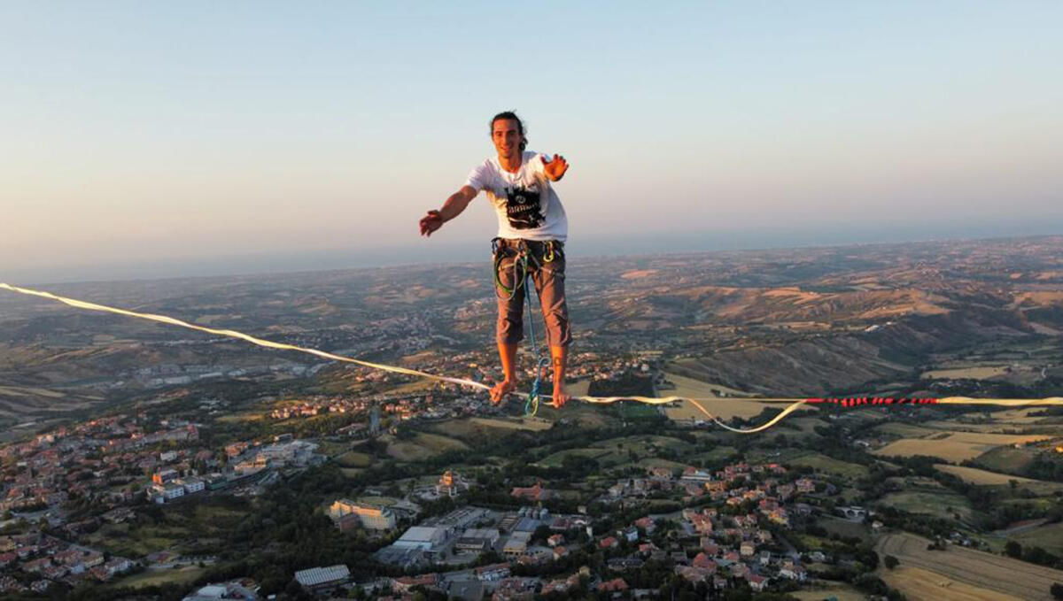 Slackline, tra i cieli della Valmarecchia si cammina sospesi: dal Pincio all'Aquilone una traversata lunga 700 metri - Esibizione di Slackline sopra ai territori dell'entroterra riminese