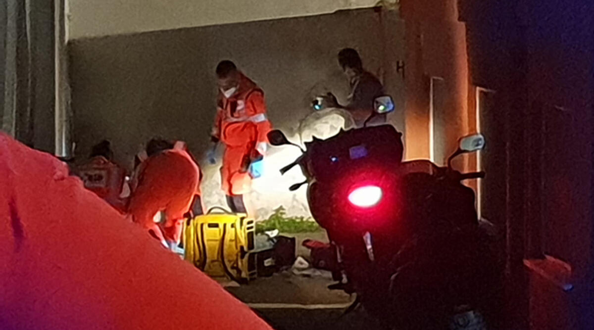 Caduta da balcone di hotel: la 48enne della Repubblica Ceca è ancora in rianimazione - La donna a terra soccorsa dai sanitari