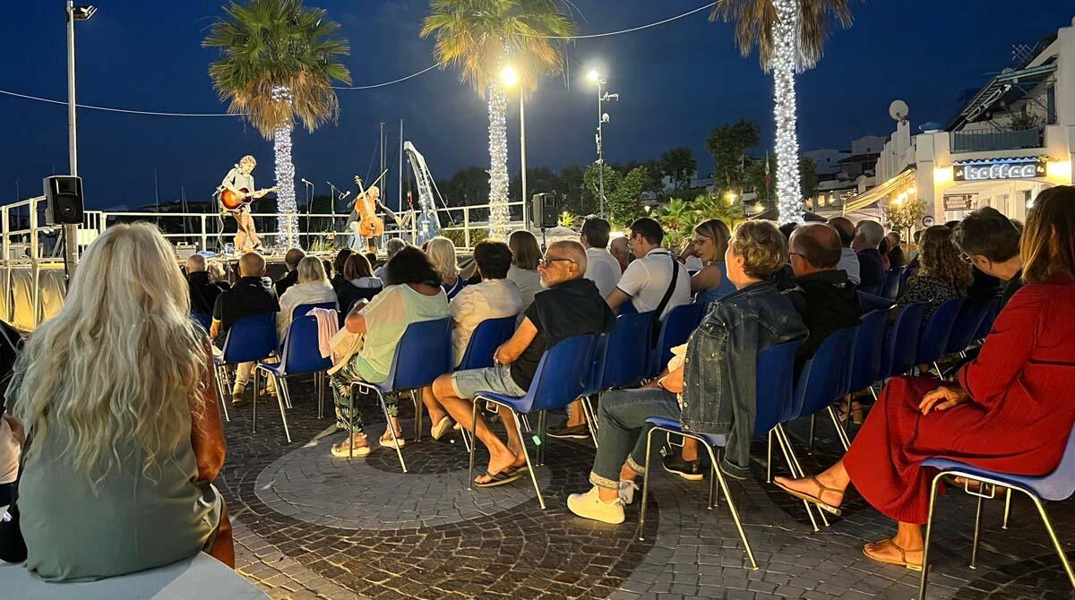 Note d'estate a Portoverde di Misano: Dopo Amati con De André, arriva il folk dei Nashville&Backbones - Il pubblico di Note d'estate