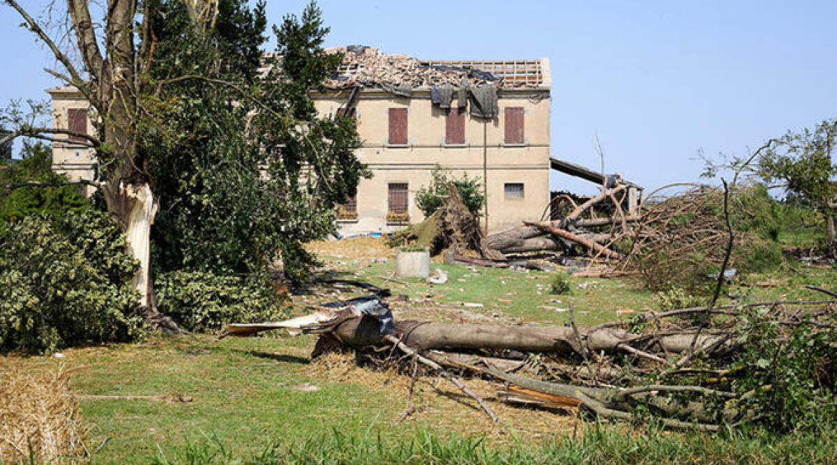 Maltempo:  l’Emilia Romagna proclama lo stato di crisi mentre il Sud affronta la morsa di Caronte - Danni arrecati dal maltempo e dalla tromba d'aria nella giornata di ieri nel ravennate, foto Ansa