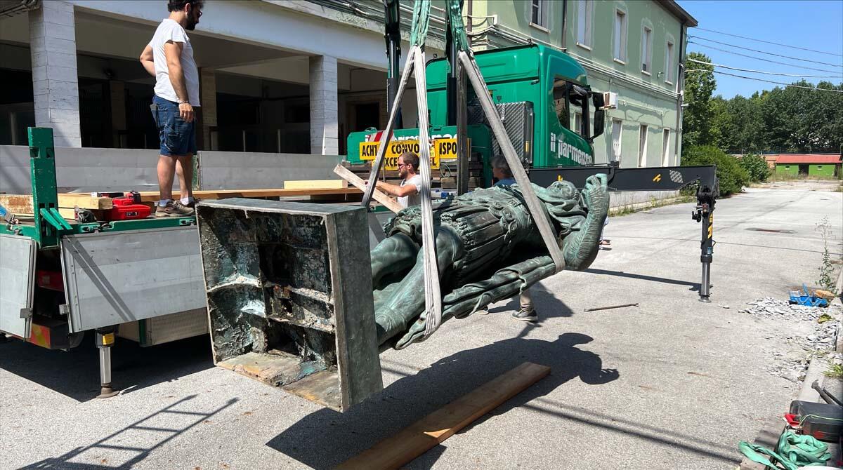 La statua di Giulio Cesare lascia l'ex Caserma di Rimini: sarà restaurata - La statua di Giulio Cesare rimossa per il suo restauro