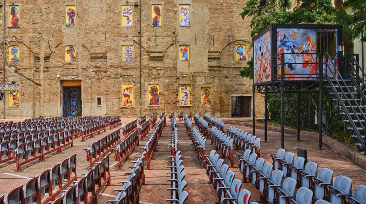 Cinema sotto le stelle, proiezioni all'aperto nella corte di via Cairoli. Si parte con Amarcord di Fellini - Corte degli Agostiniani