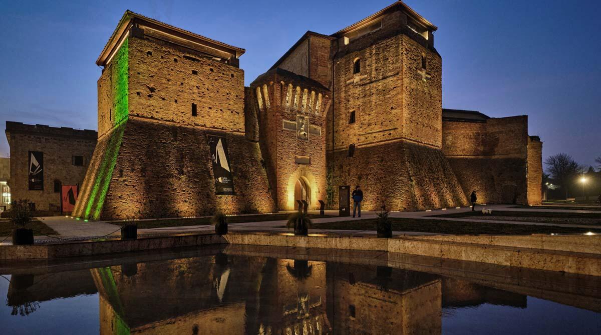 Viaggio nella Rimini culturale: visite guidate, tour serali e anche speciali apertivi per vivere l'arte e la storia della città - Piazza Malatesta e Castel Sismondo