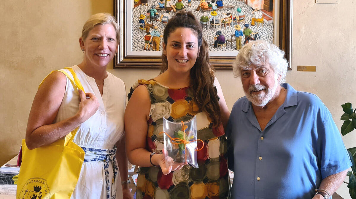 Suonò per Frank Sinatra e Paul Anka: Don Baldini rientra nella sua Romagna per ripercorrere le proprie origini - La sindaca di Santarcangelo Alice Parma insieme a Donald Baldini e a sua moglie