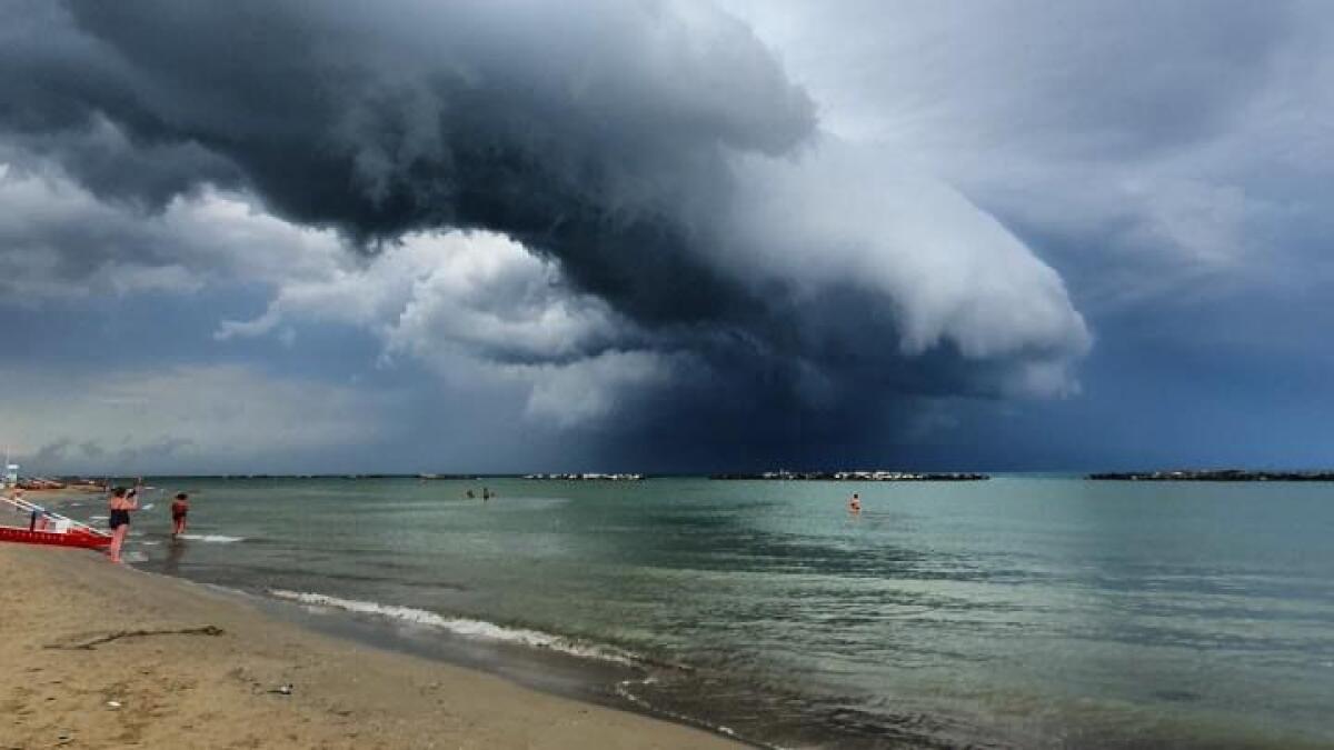 Una spettacolare e minacciosa "Shelf Cloud" immortalata nel cielo della spiaggia di Igea Marina - Shelf Cloud a Bellaria FOTO MAZZOTTI