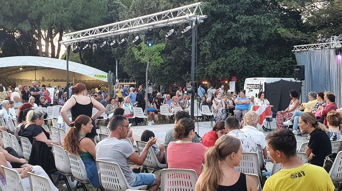 Sale sul palco e fa uno spogliarello alla Festa dell'Unità di Rimini - Uno scatto dalla festa dell'Unità di Rimini - immagine dalla pagina Fb dell'evento