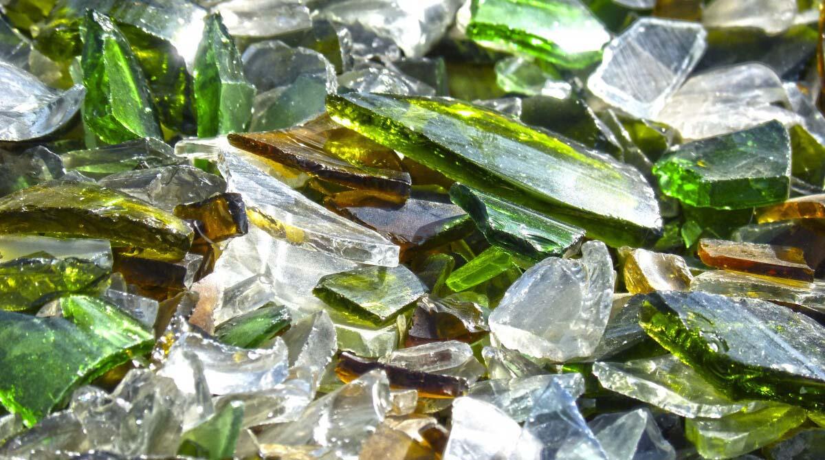 Rompe bicchieri e bottiglie, minaccia il barista e danneggia le auto. Non potrà entrare nei bar per un anno: riconosciuta la pericolosità sociale - Bicchieri rotti REPERTORIO