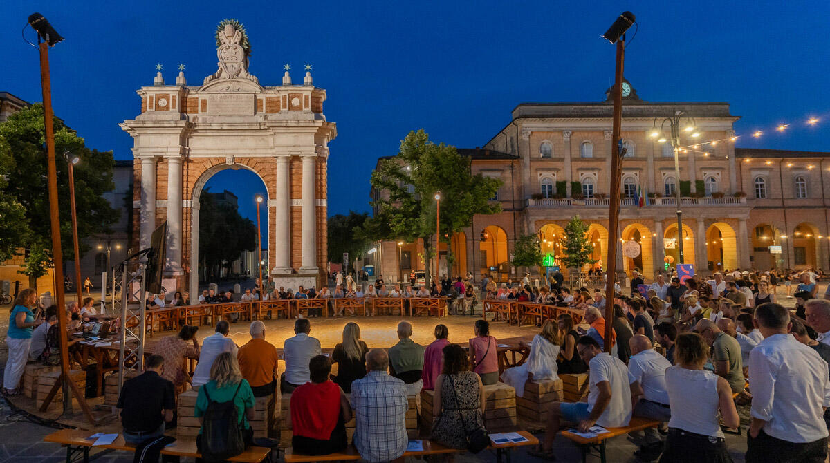 Santarcangelo: 300 cittadini in piazza per discutere del cambiamento climatico - In trecento in piazza a Santarcangelo attorno al tavolo del Festival