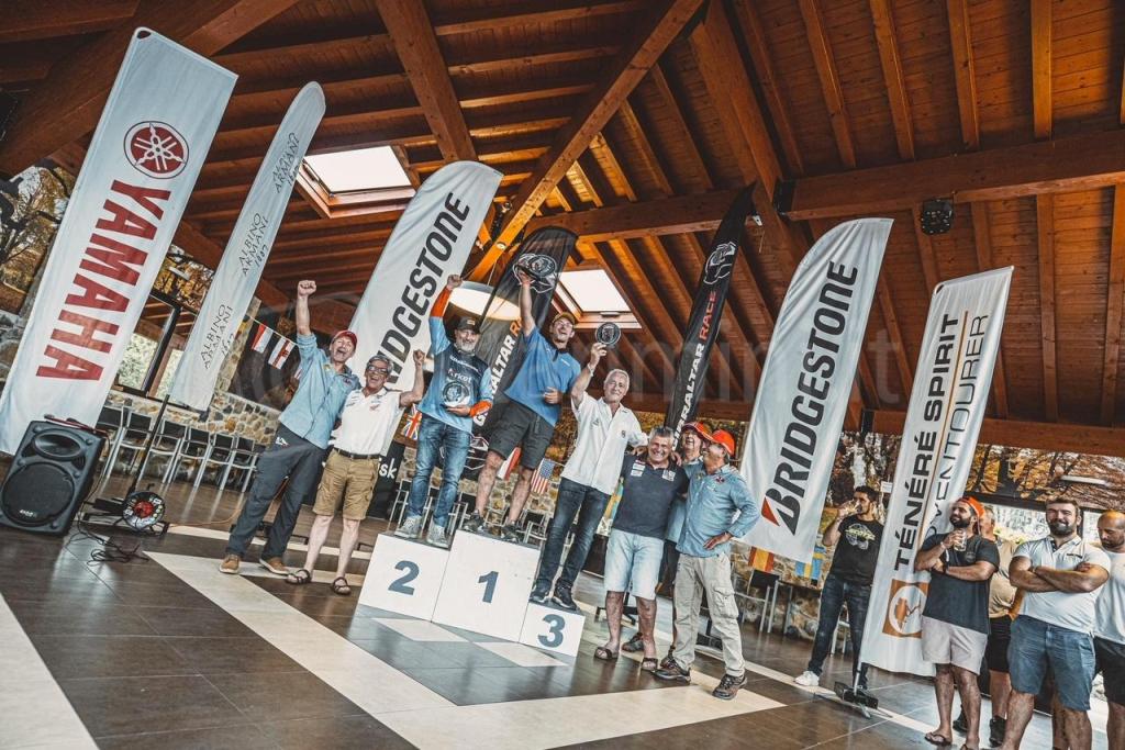 Bettini sul secondo posto del podio