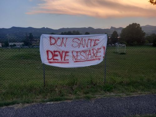 uno degli striscioni per don Sante