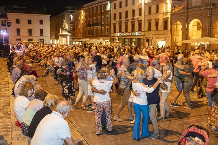 Rimini Piazza Cavour Roberta CapellettiSirene DanzantiPh©FPF/Filippo Pruccoli