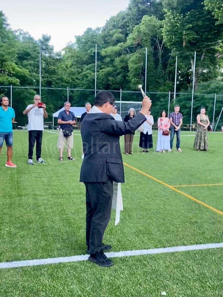 Monsignor Anselmi benedice il campo da gioco