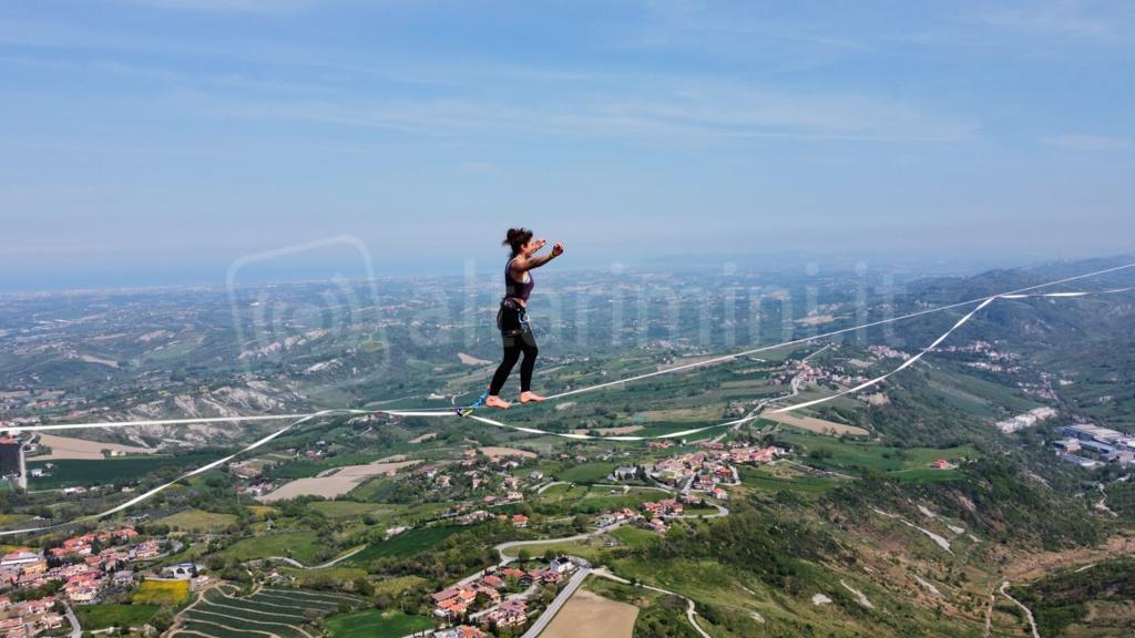 L’esibizione di Slackline avvenuta a Montebello, Poggio Torriana