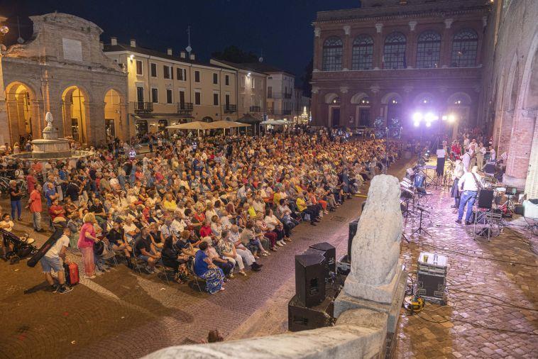 Rimini Piazza Cavour Roberta CapellettiSirene DanzantiPh©FPF/Filippo Pruccoli