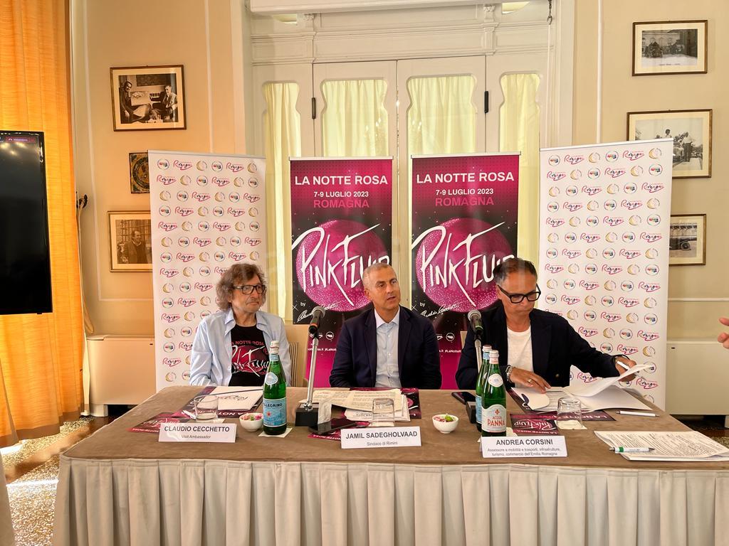 Da sinistra Claudio Cecchetto, il sindaco di Rimini Jamil Sadegholvaad e l’assessore Andrea Corsini