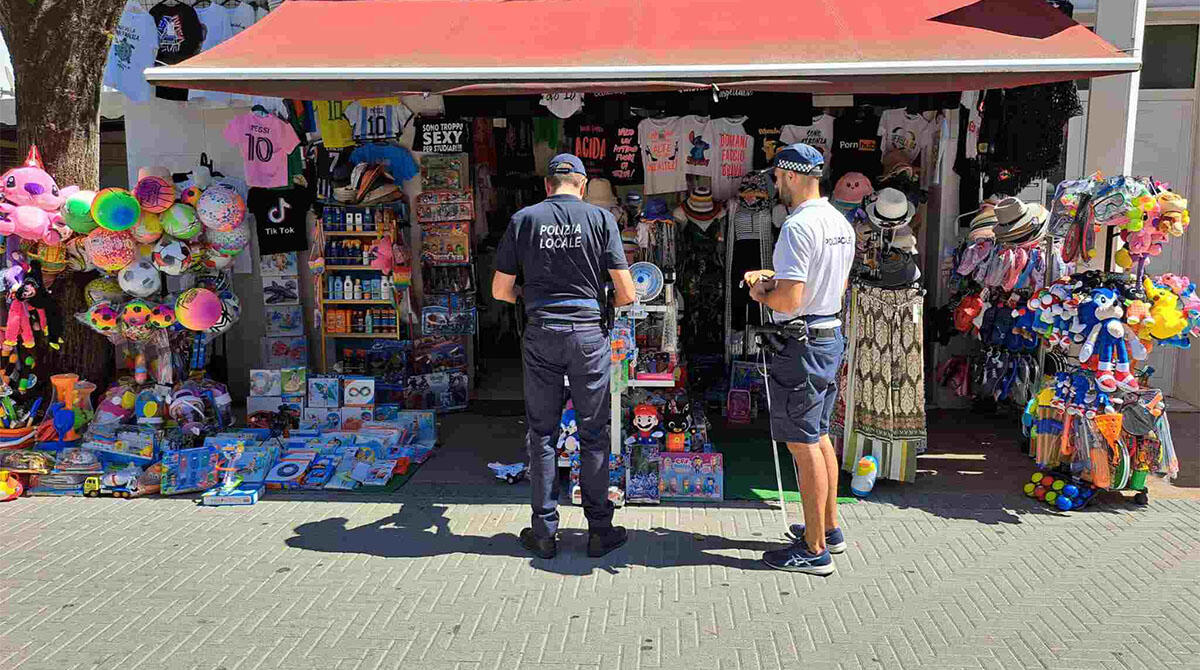 Marciapiedi e strada invasi dalla merce dei Bazar: dodici attività chiuse e 2400 euro di multe -