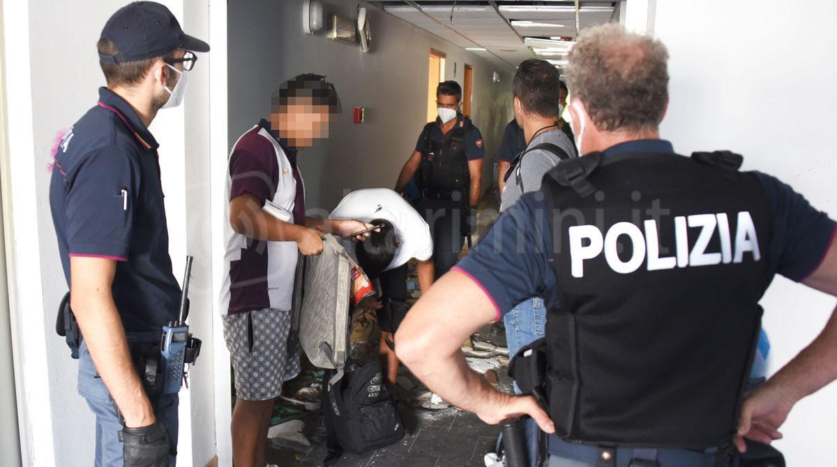 Ex nuova Questura, i proprietari: "Situazione si aggrava. Impianto di illuminazione sabotato" - controlli ex nuova Questura ©  Manuel Migliorini / Adriapress