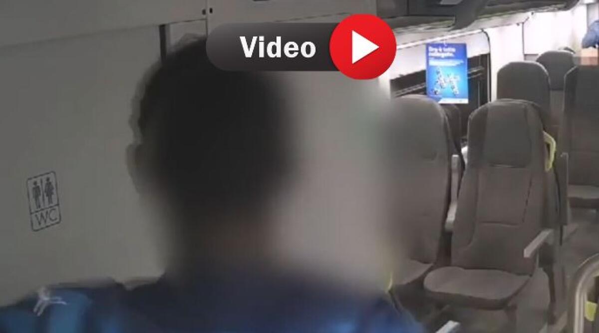 Rapina con machete sul treno: catturato "palo" della banda a Riccione - Un fermo immagine della rapina in treno a colpi di machete