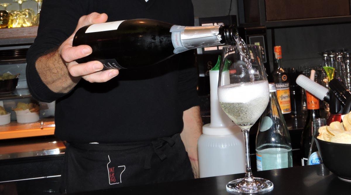 Ubriaco al bar chiede da bere: al rifiuto ruba uno scooter e scappa a piedi spingendo il mezzo a mano. Arrestato - Foto di repertorio