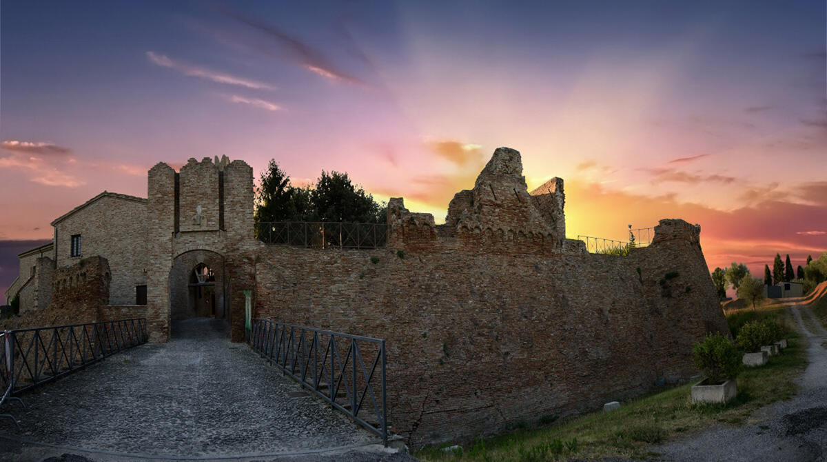 Cinema nella suggestiva cornice del Castello di Coriano: ultime 2 tappe per "La Vela Illuminata" - Castello Malatestiano, Coriano (foto di Antonio Morri, castelliemiliaromagna.it)