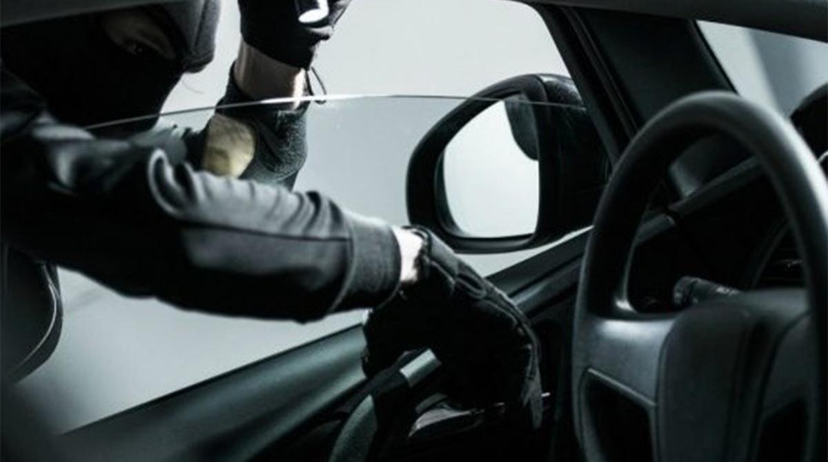 Donna rapinata in auto: malvivente fa irruzione nell'abitacolo e le porta via la borsa - Foto di repertorio