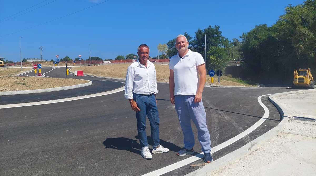 Montalbano, conclusi i lavori per la rotatoria che mette in sicurezza l'incrocio tra le vie Tribbio e Crocetta - Da sinistra il sindaco Morelli e l'assessore Vagnini
